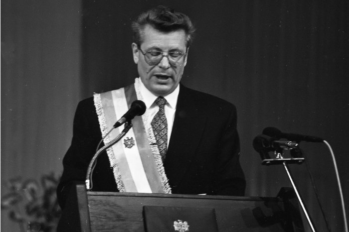 15 January 1997. Petru Lucinschi's swearing in office of President of Moldova 
