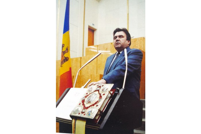 8 decembrie 1991. Mircea Snegur este ales în funcția de Președinte al Republicii Moldova prin scrutin general
