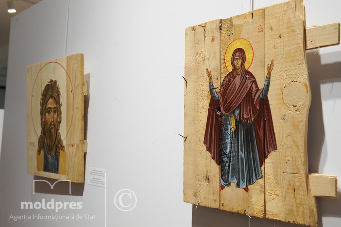 Exhibition of icons painted on ammunition boxes inaugurated in Moldovan capital 