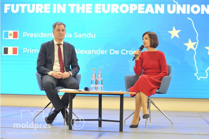 PHOTO GALLERY Head of State and Belgian Prime Minister in talks with group of students about Moldova's European future