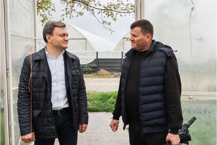 Премьер-министр посетил в с. Кошница семейное предприятие по выращиванию огурцов