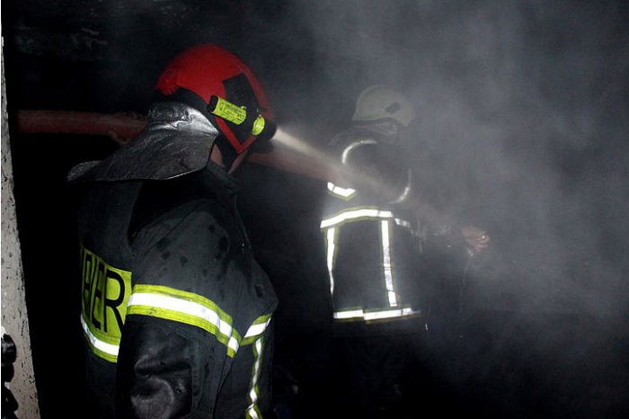 Două echipe de pompieri au intervenit pentru a stinge un incendiu în capitală