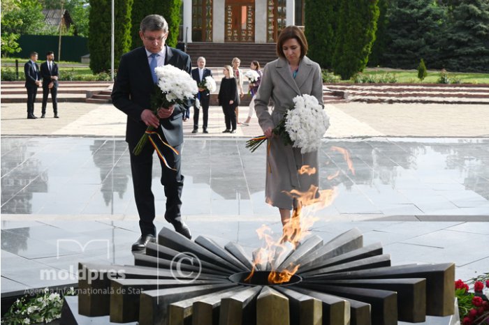 Moldova's leadership lays flowers at Eternity memo