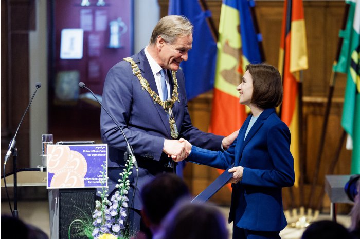 Президент Молдовы пожертвует Премию им. Роберта Бл