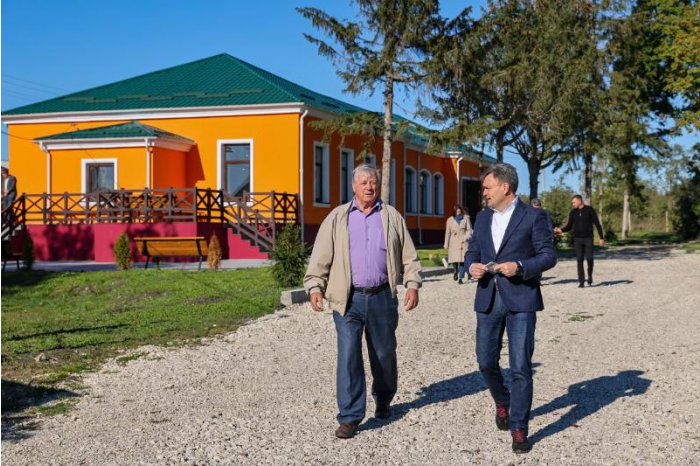 Moldovan PM visits Russo mansion from north Moldova commune  