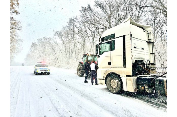 Mai multe camioane staționează în raionul Rîșcani din cauza ghețușului