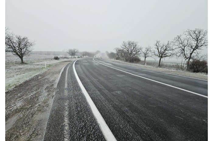 Douăsprezece accidente rutiere produse din cauza condițiilor meteo nefavorabile. 17 persoane au avut nevoie de îngrijiri medicale