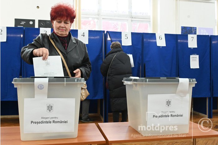 Over 10 thousand Moldovans with Romanian citizenship voted in Romania's presidential elections by Saturday noon