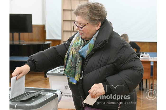 Moldovan citizens with Romanian citizenship can vote in Romanian presidential elections for third consecutive day