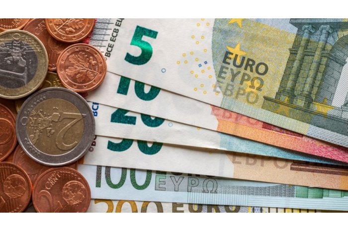 Euro și dolarul se apreciază la început de săptămână