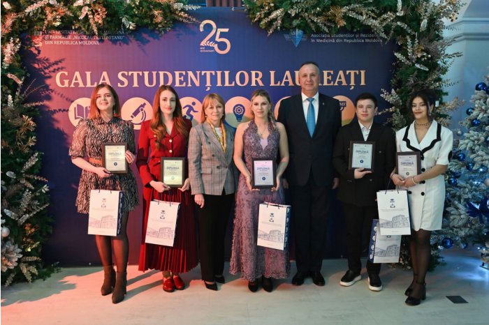 Future physicians, pharmacists with excellent marks receive prizes at Gala of Students Laureates 